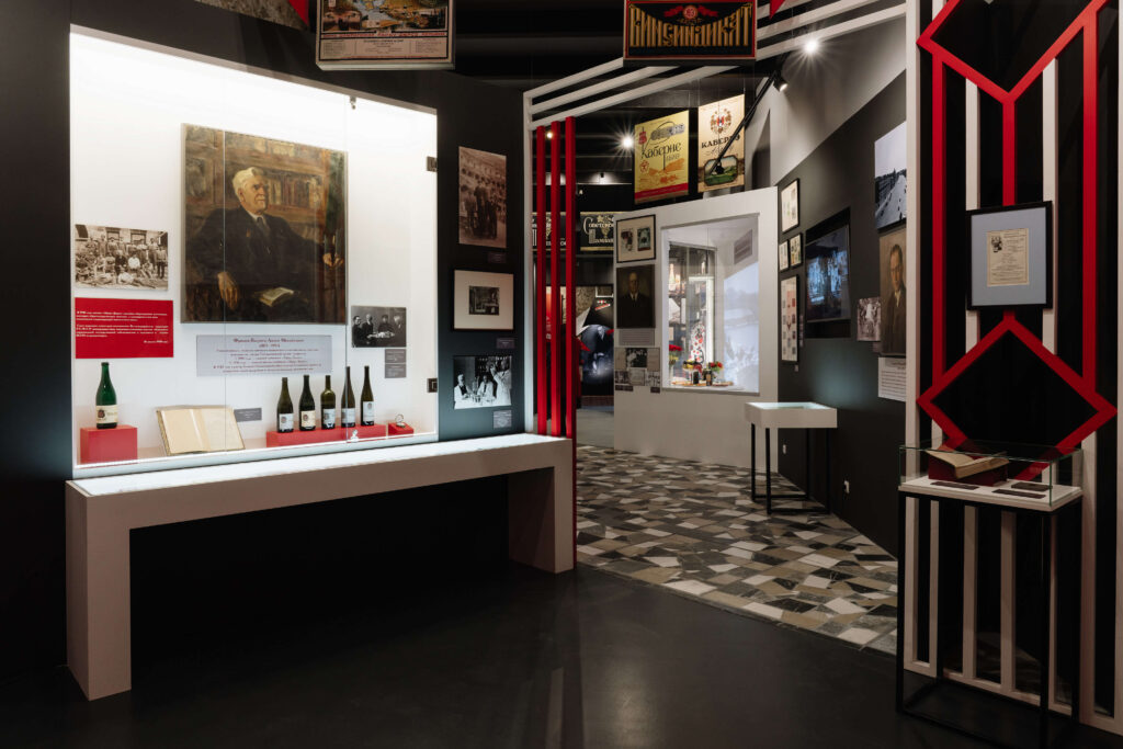 Выставка в музее Абрау-Дюрсо - Фролов Выставка в музее Абрау-Дюрсо - Фролов